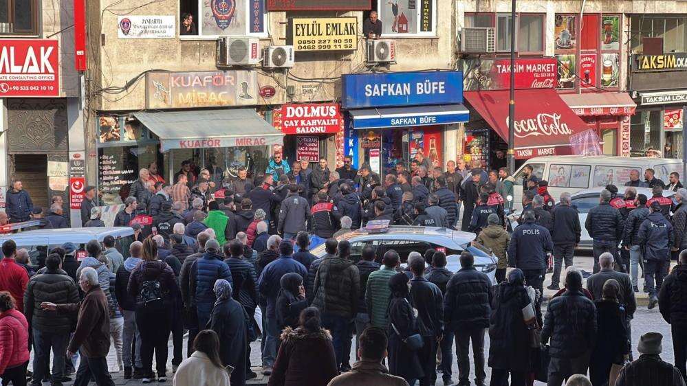 İnşaat işçileri şehrin merkezinde bıçakla birbirine girdi! 8 yaralı var 6